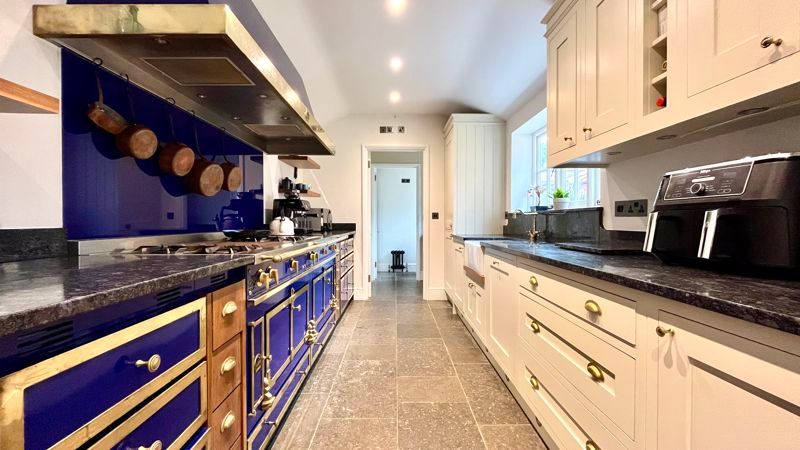 Property photo 3 of 12 Kitchen