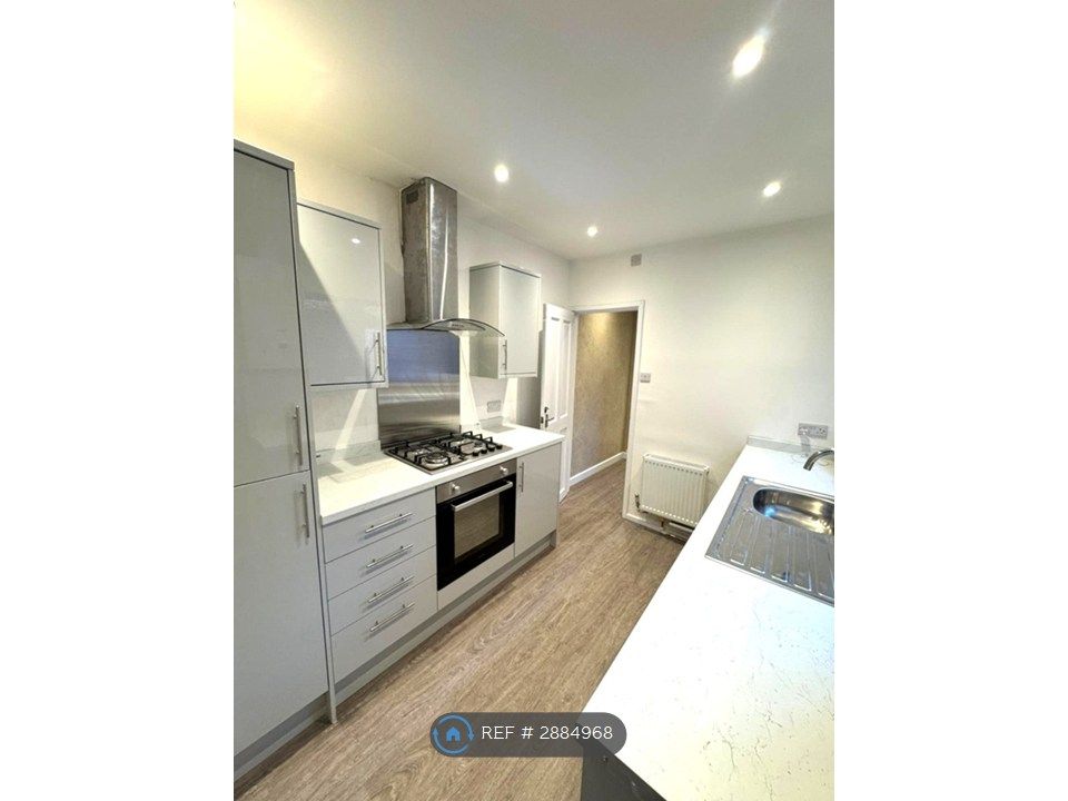 Property photo 1 of 16 2 Bedroom Flat Newly Renovated Throughout