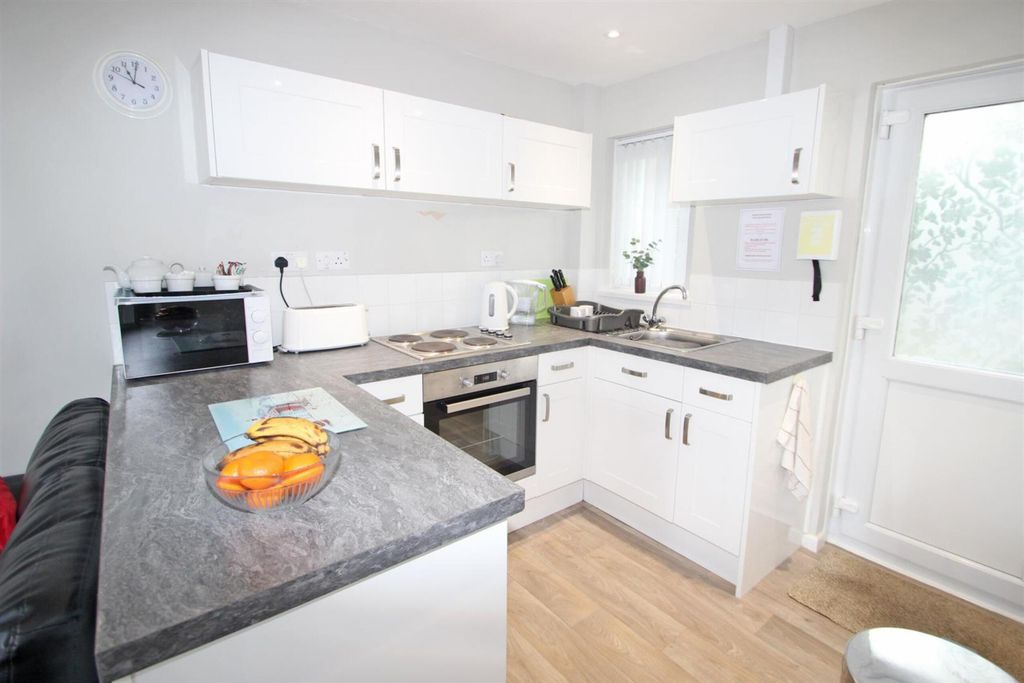 Property photo 3 of 10 Kitchen
