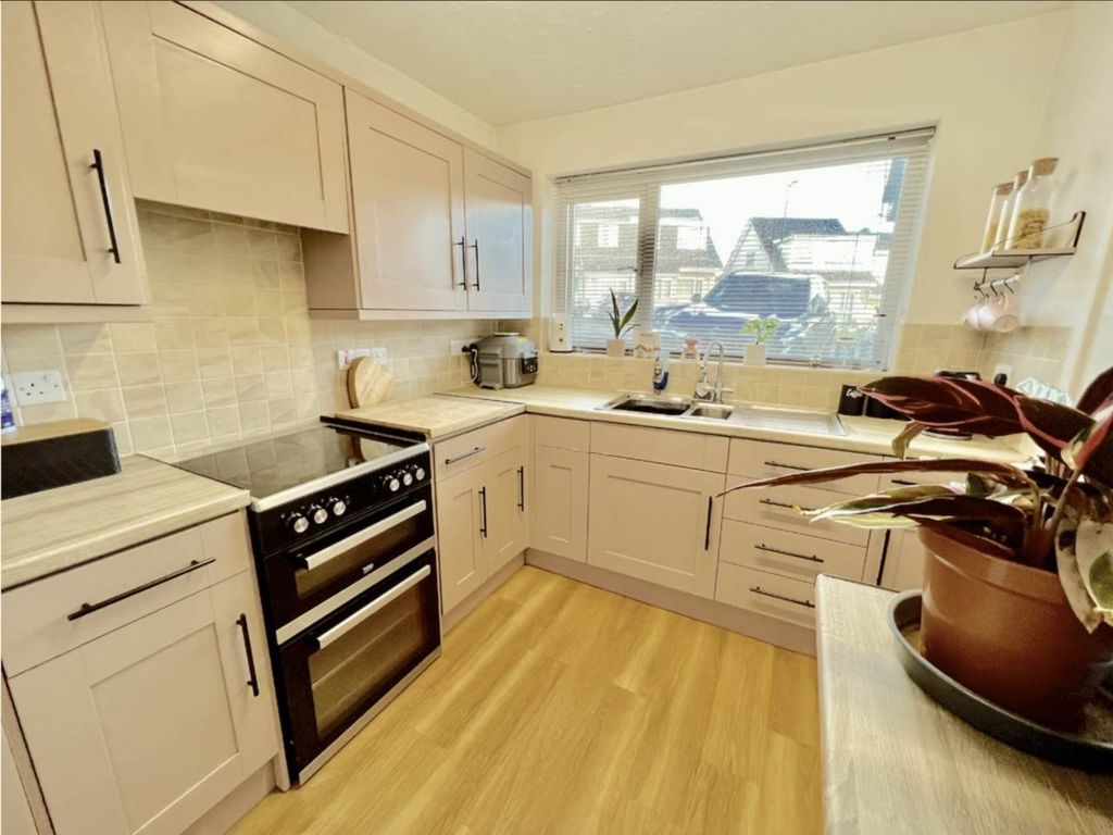 Property photo 3 of 12 Kitchen