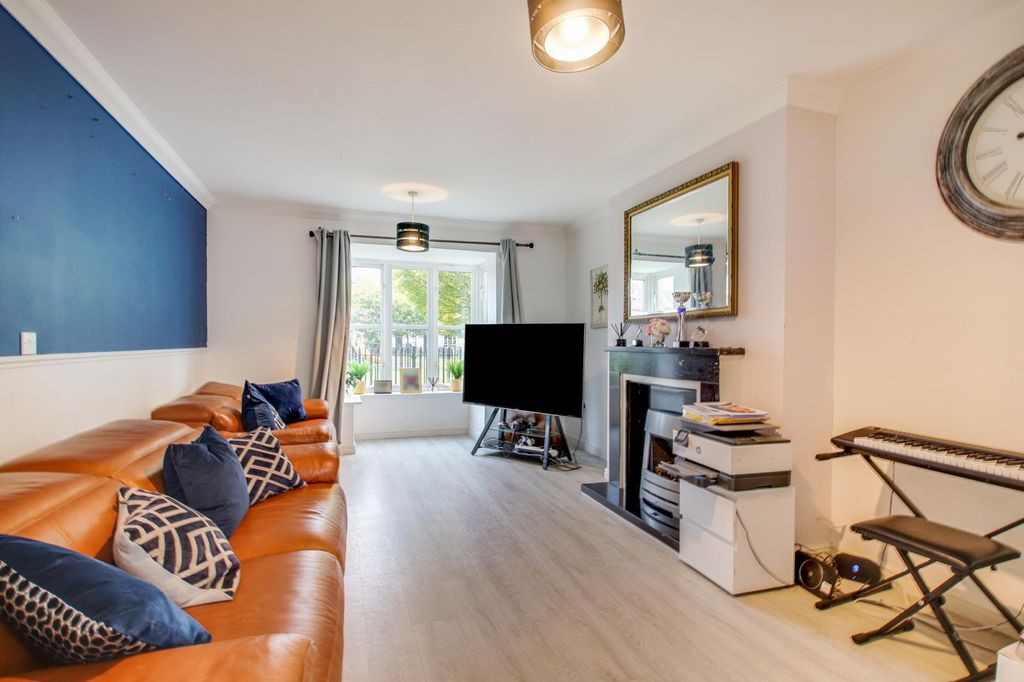 Property photo 2 of 10 Lounge