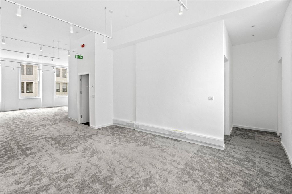 Property photo 2 of 40 Picture No. 30