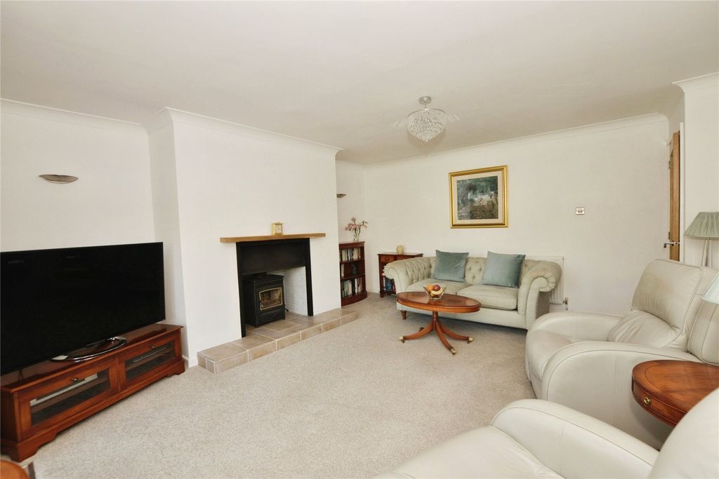 Property photo 3 of 14 Lounge