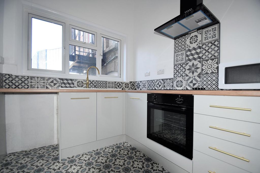 Additional image 5 of 2 bed flat to rentRegent Street, Shanklin PO37