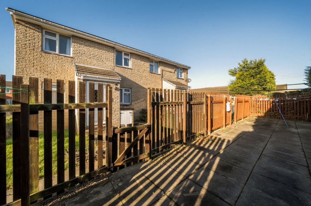 Property photo 3 of 12 Communal Courtyard
