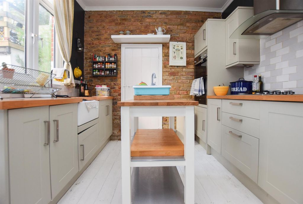 Property photo 2 of 18 Kitchen