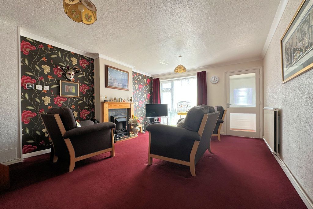 Property photo 2 of 18 Lounge