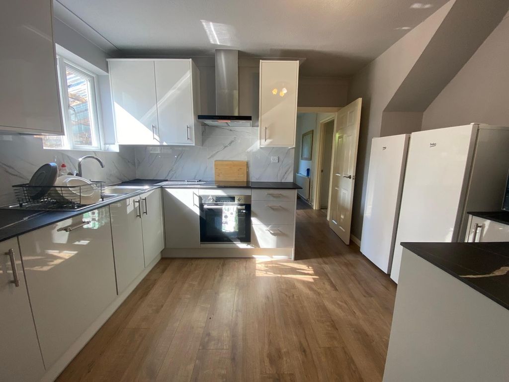Property photo 3 of 8 Kitchen 1