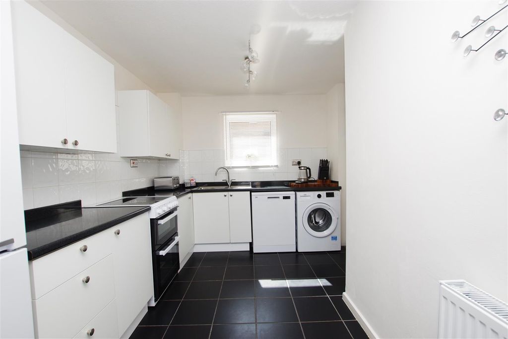 Property photo 3 of 10 Kitchen/Breakfast