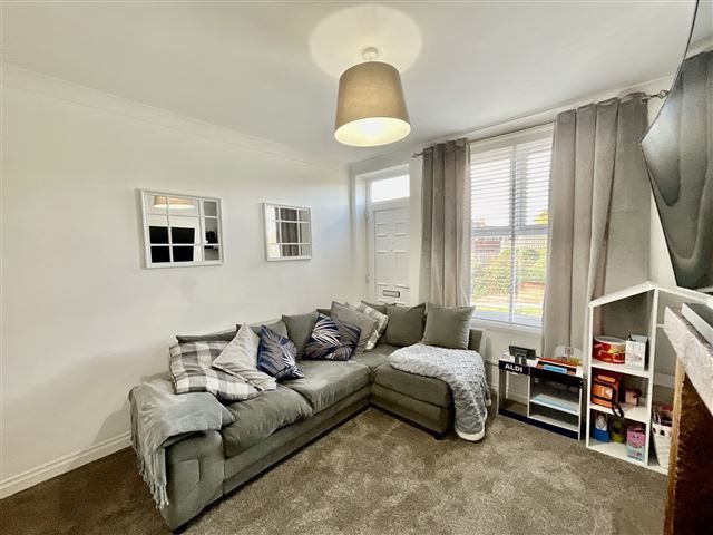 Property photo 3 of 19 Lounge