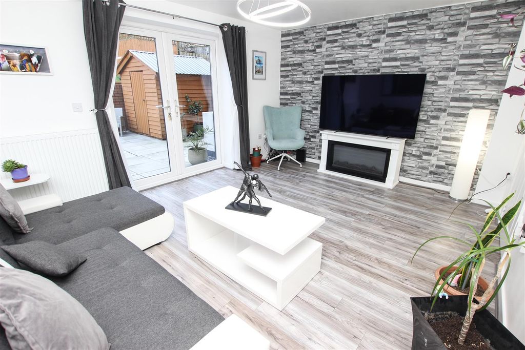 Property photo 2 of 18 Lounge