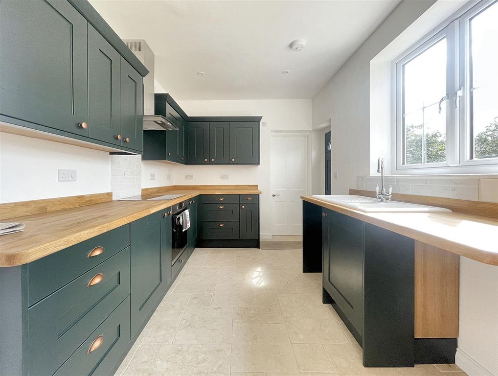 Property photo 3 of 12 Kitchen