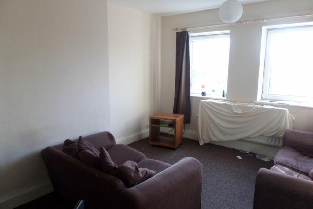 Property photo 3 of 3 A Cozy Living Room With Good Natural Light And Inv...