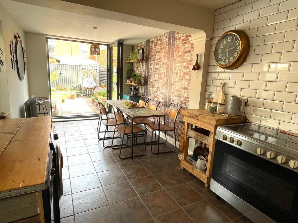 Property photo 2 of 28 Kitchen
