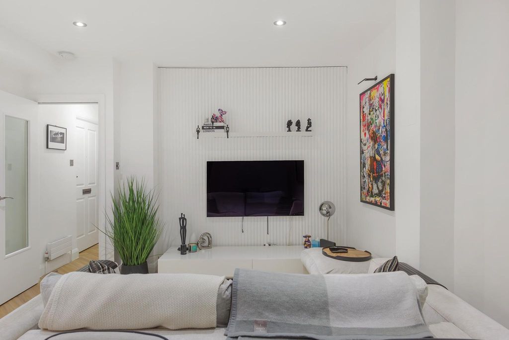 Property photo 3 of 19 Image