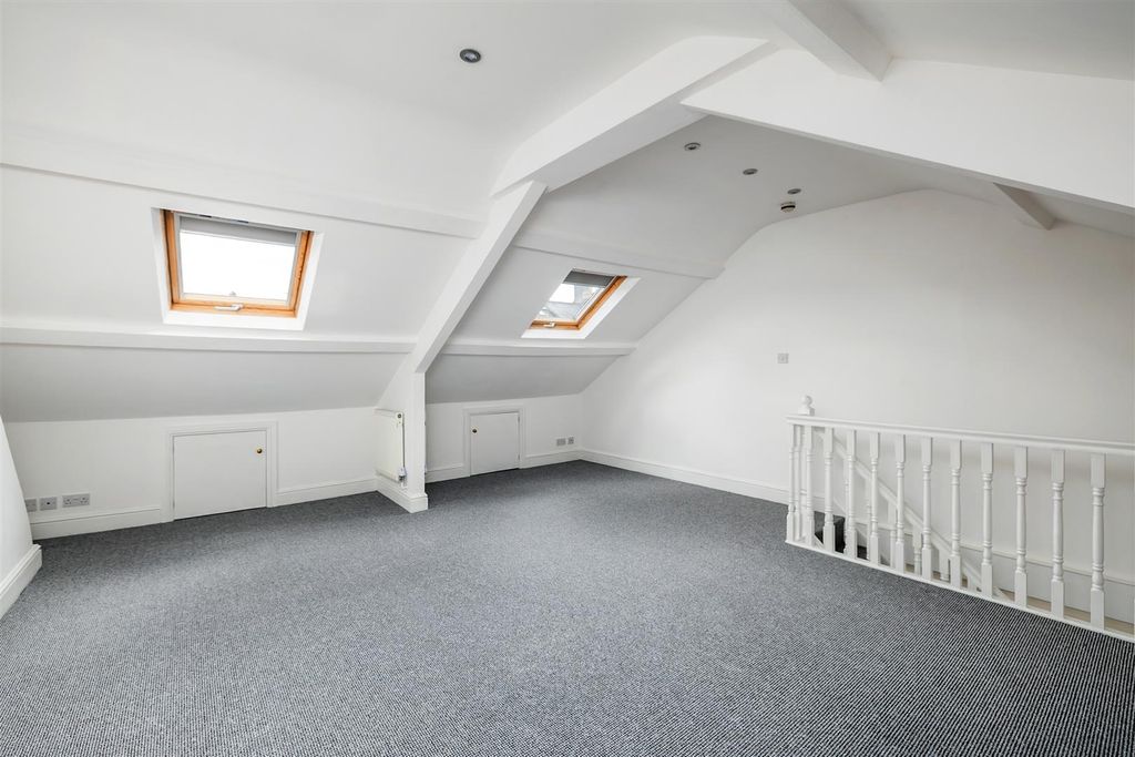 Property photo 3 of 11 Loft Space 2