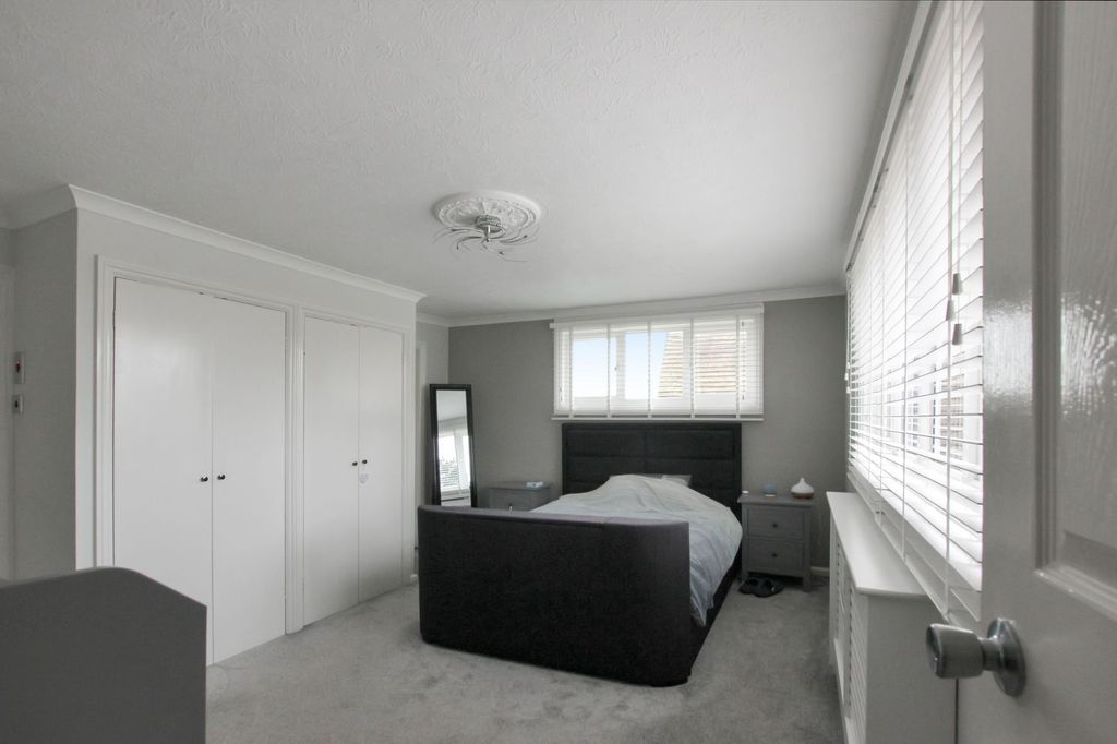 Property photo 2 of 26 Bedroom