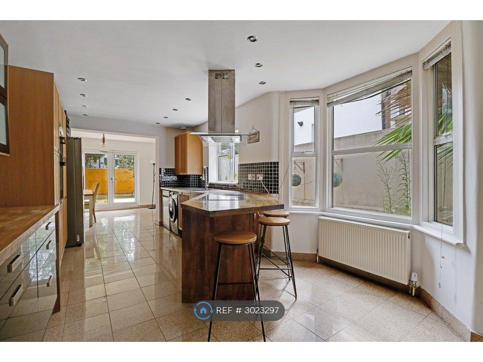 Property photo 2 of 11 Kitchen