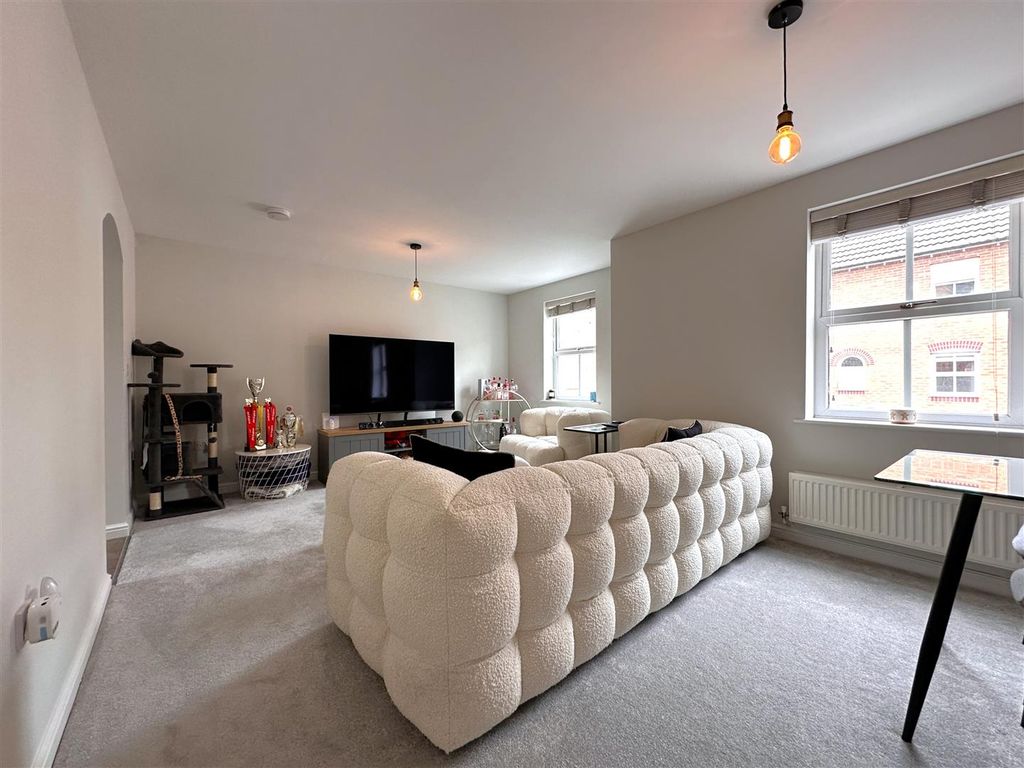 Property photo 1 of 13 Living Space 762