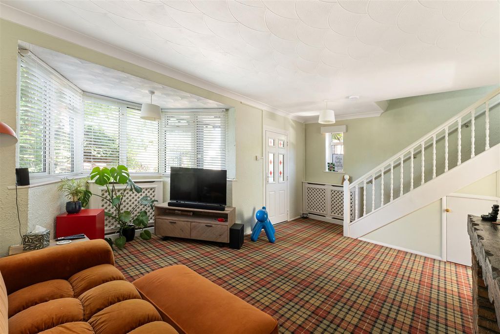 Property photo 2 of 33 Underwood Road, E4