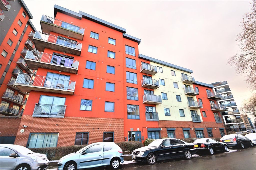 Property photo 1 of 7 Runnel Court Ig11