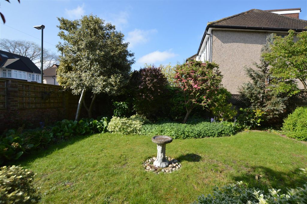 Property photo 3 of 12 100 Redway Drive Gdn April.Jpg