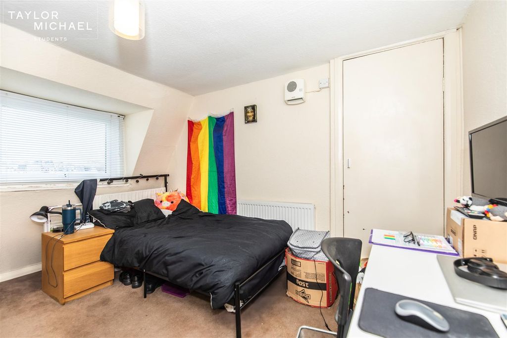 Property photo 3 of 7 Room