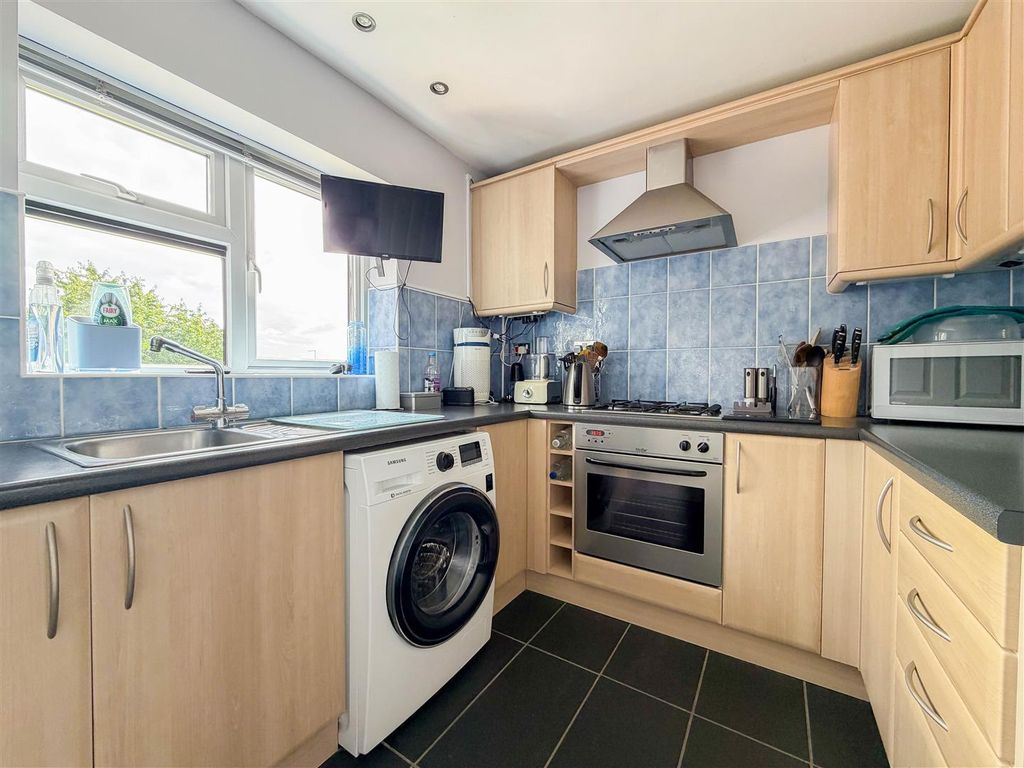 Additional image 8 of 2 bed flat for saleHarrington Court, Hertford Heath SG13