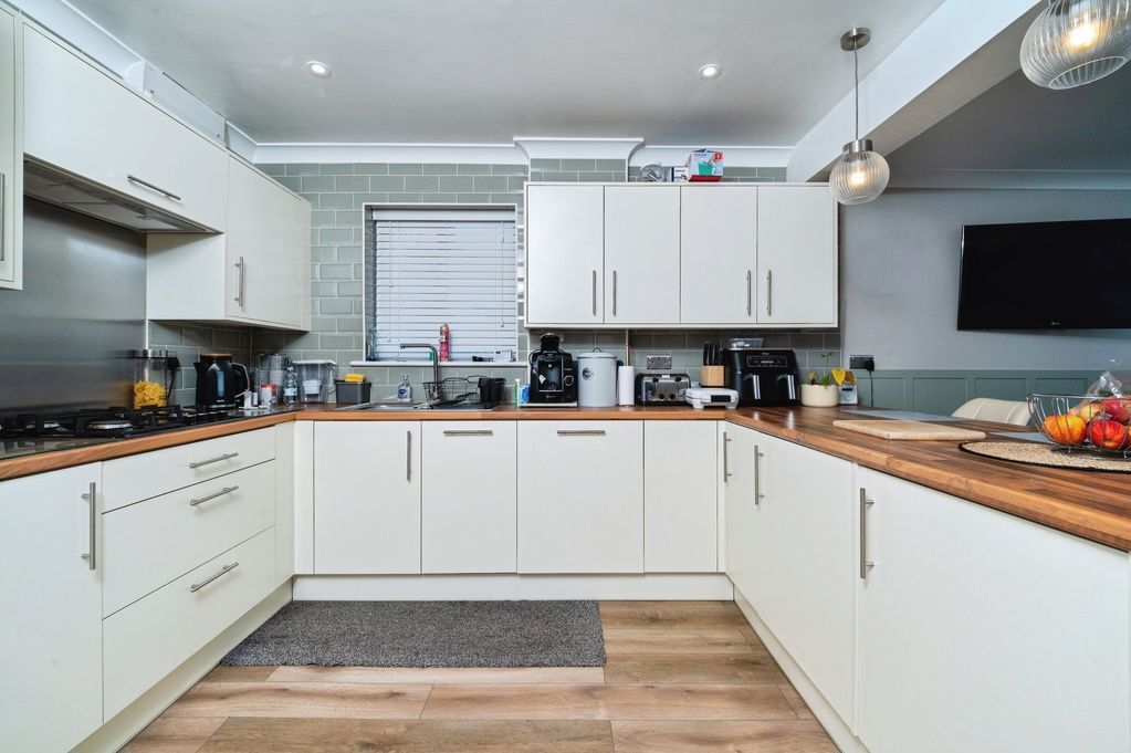 Property photo 3 of 16 Kitchen