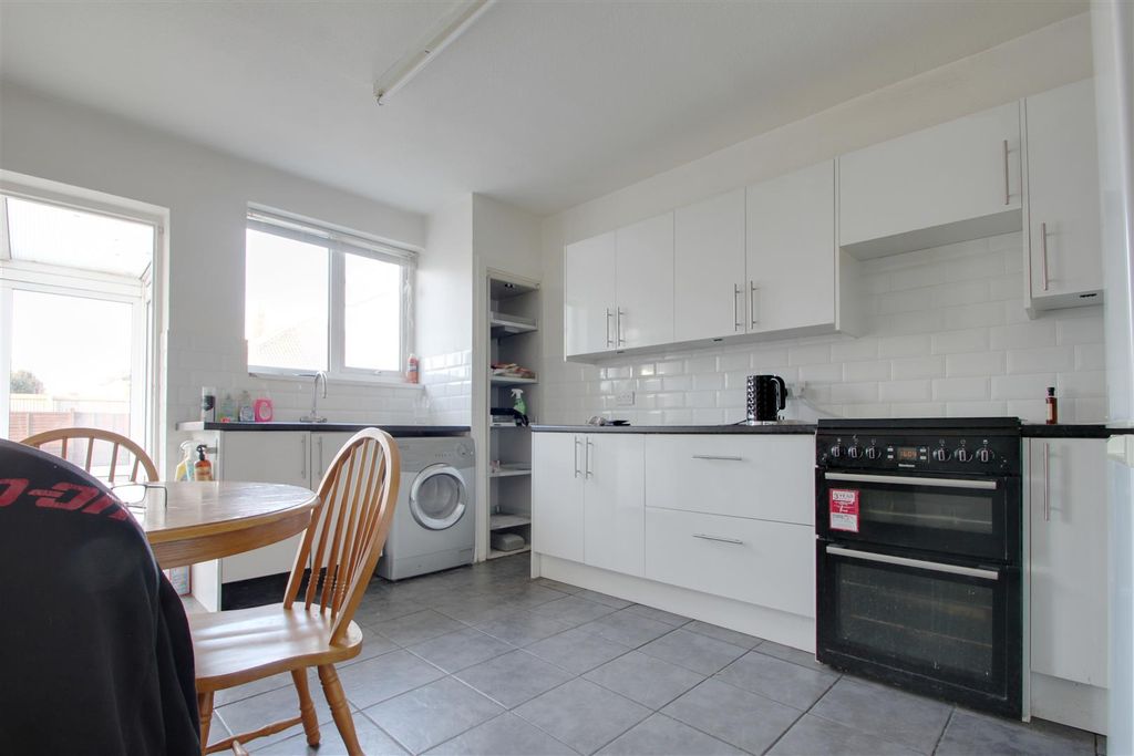 Property photo 2 of 9 Kitchen Breakfast Room