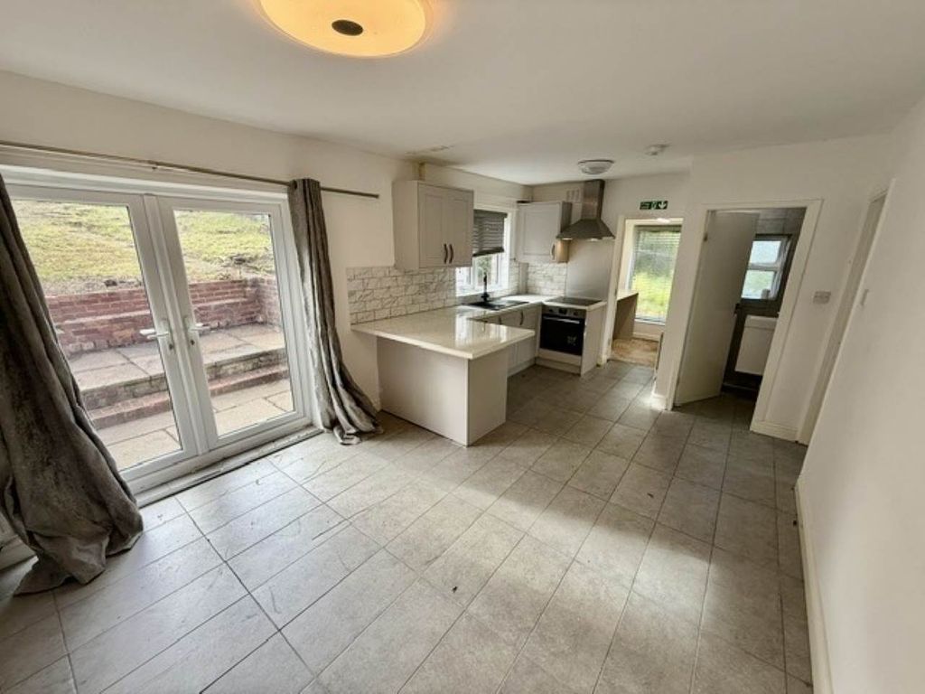 Property photo 3 of 19 Kitchen 3