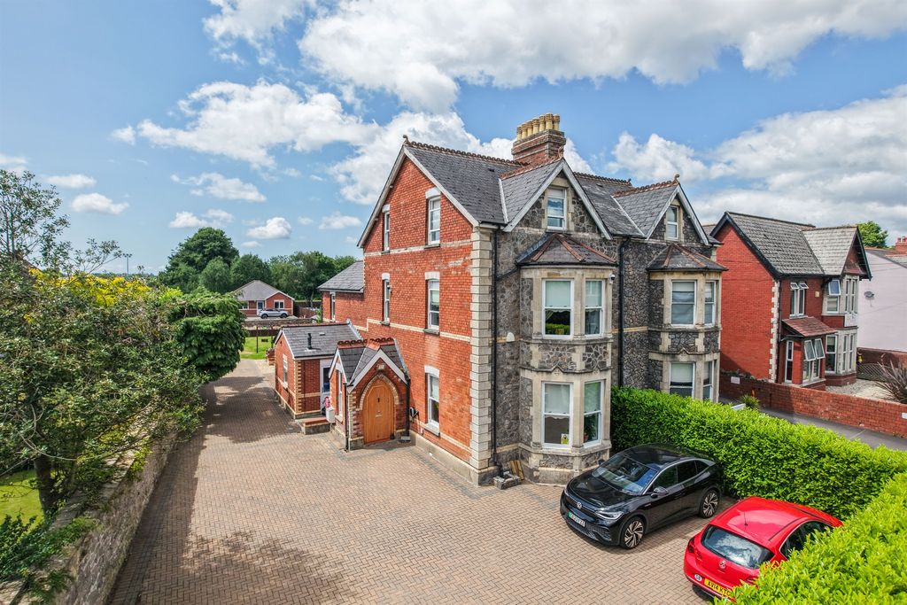 Property photo 3 of 33