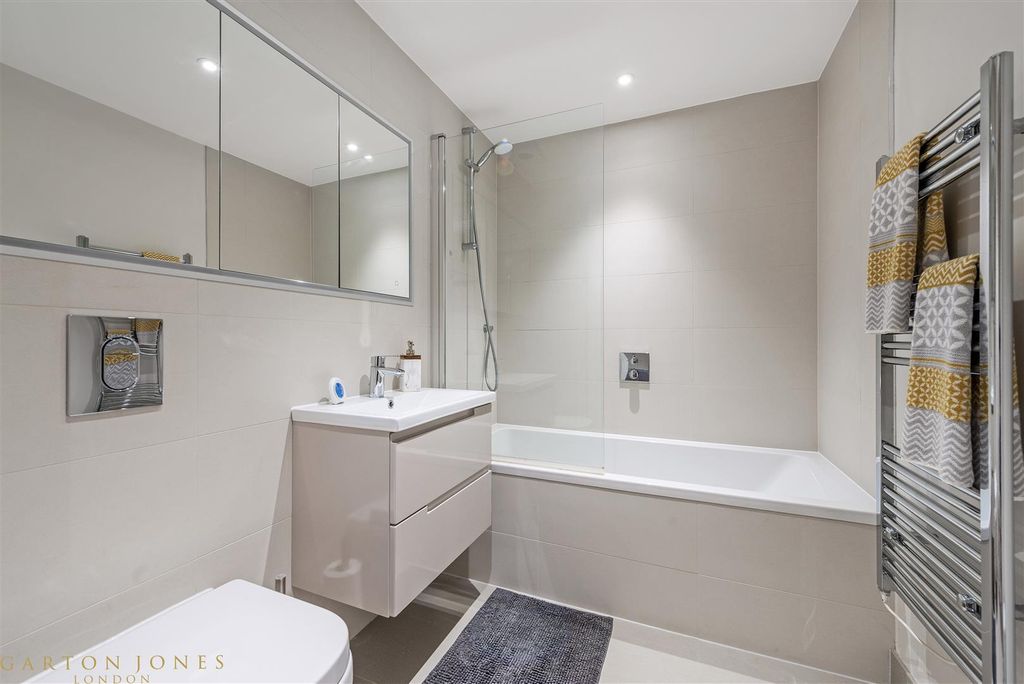 Property photo 3 of 10 Bathroom.Jpg