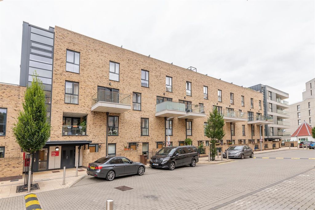 Property photo 1 of 29 Parade Gardens, E4