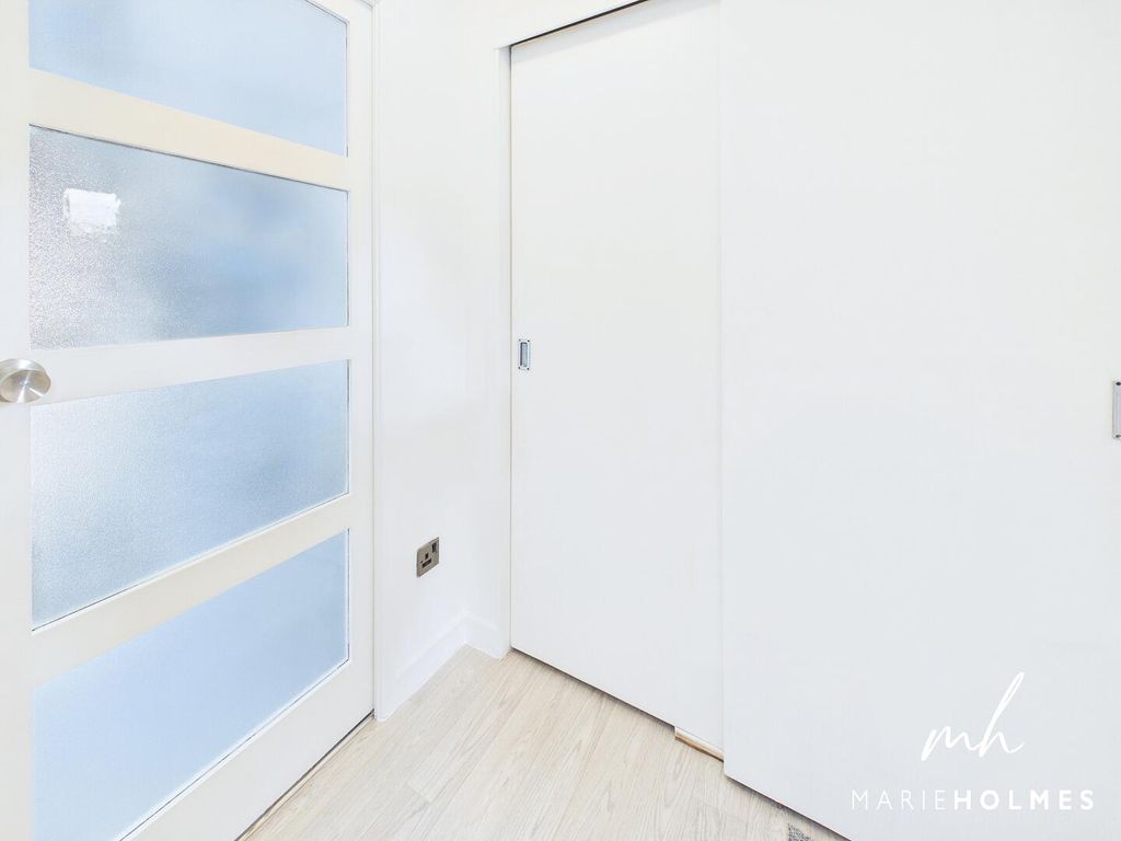 Property photo 3 of 14 Hallway