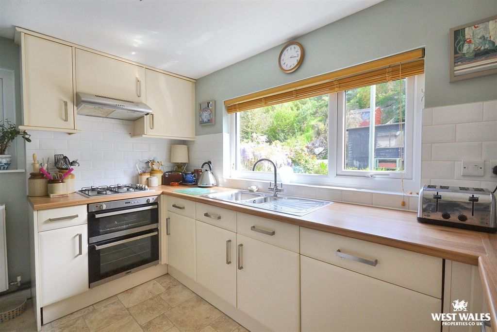 Property photo 3 of 22 Kitchen