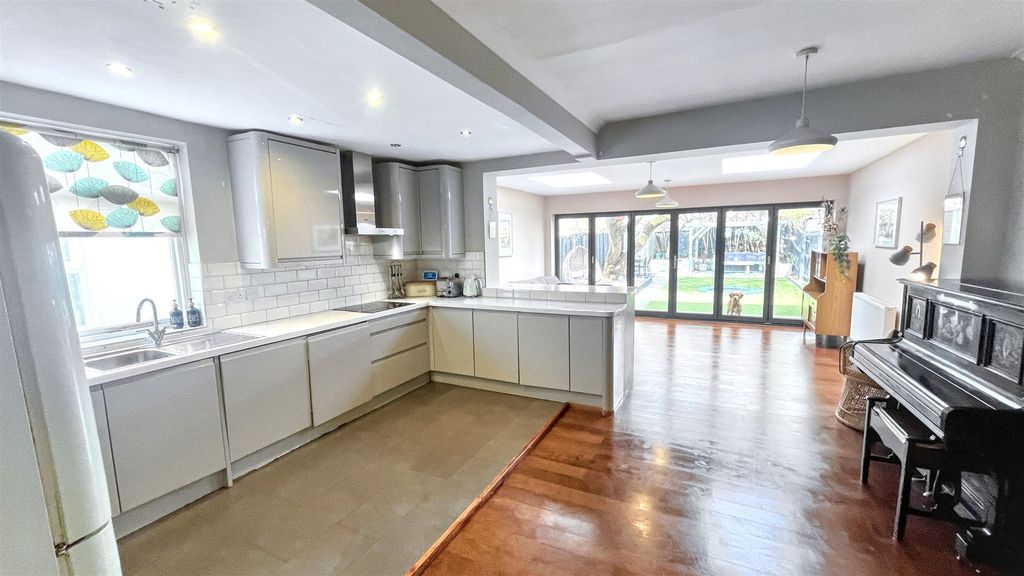Property photo 3 of 30 Kitchen/Diner