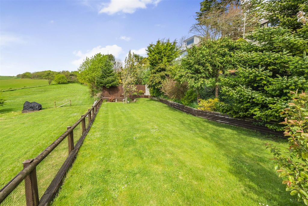 Property photo 3 of 20 Paddock