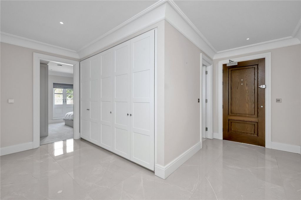 Property photo 2 of 10 Entrance Hall
