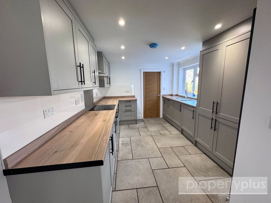 Property photo 2 of 15 Picture No. 11