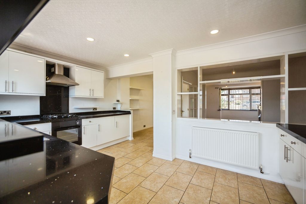 Property photo 3 of 19 Kitchen