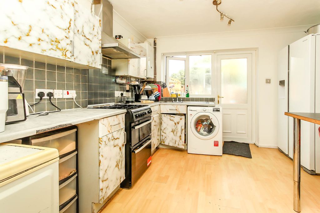 Property photo 3 of 8 Kitchen