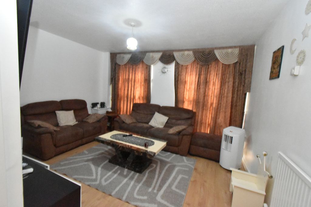 Property photo 1 of 6 Spacious 2 Bedroom Flat | Church Street Nw8