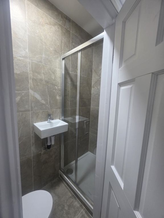 Property photo 3 of 11 Toilet