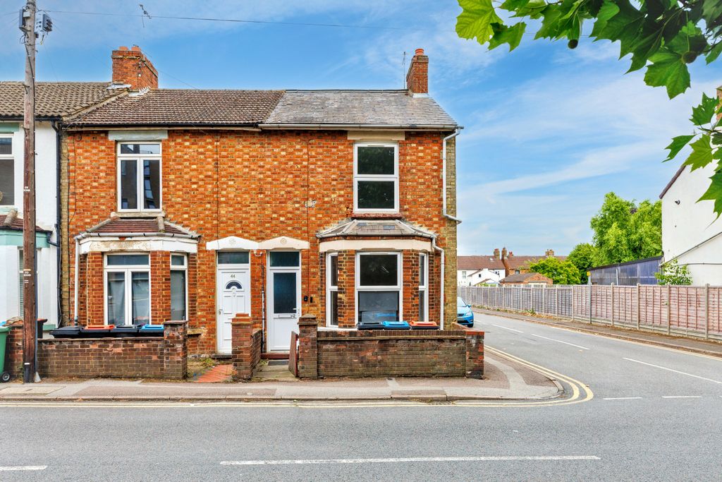 Property photo 1 of 17 42 Albert Road, Bletchley, Mk2 2Uq