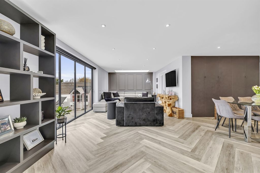 Property photo 3 of 28 Queens Road