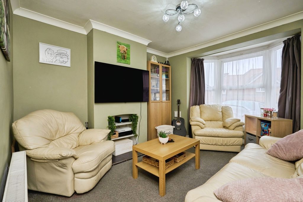 Property photo 1 of 15 Lounge