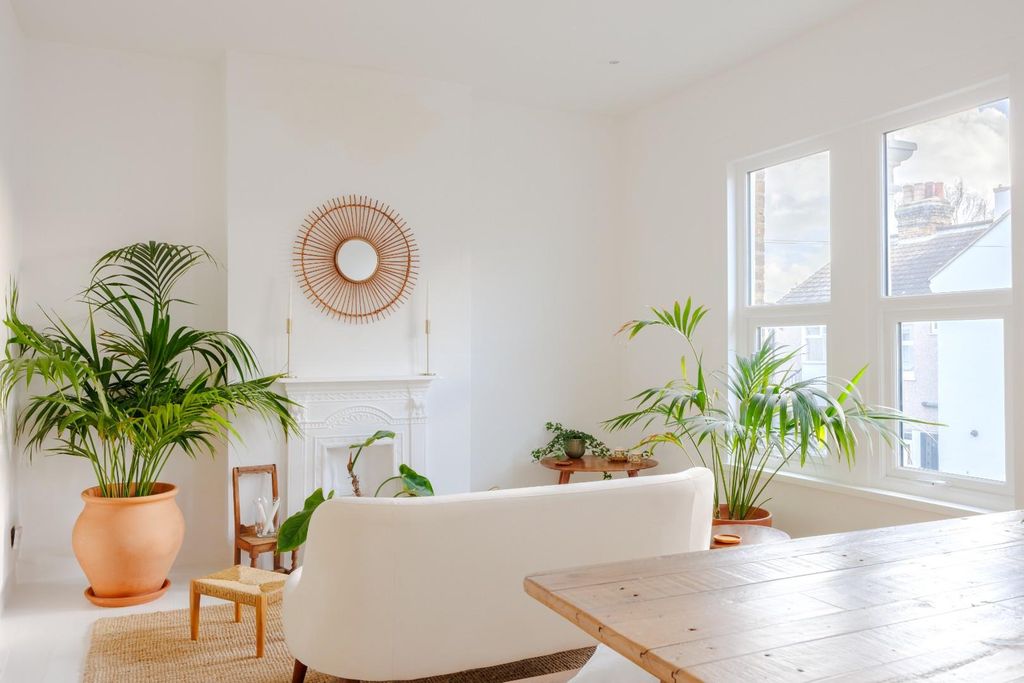 Property photo 3 of 23 Lounge