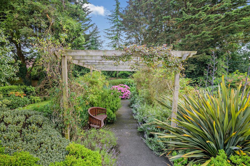 Property photo 2 of 23 Communal Gardens