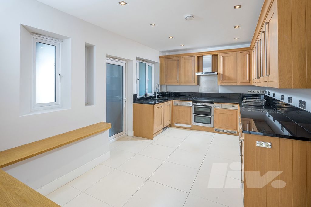 Property photo 2 of 18 Photo 10